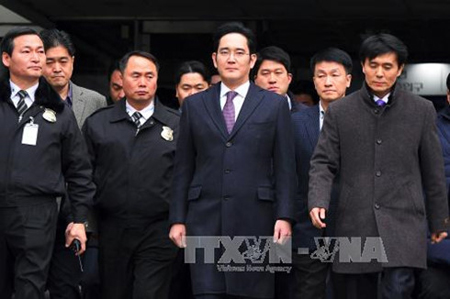 Phó Chủ tịch Tập đoàn Samsung Lee Jae-yong (giữa) rời khỏi Tòa án Seoul ngày 18/1.